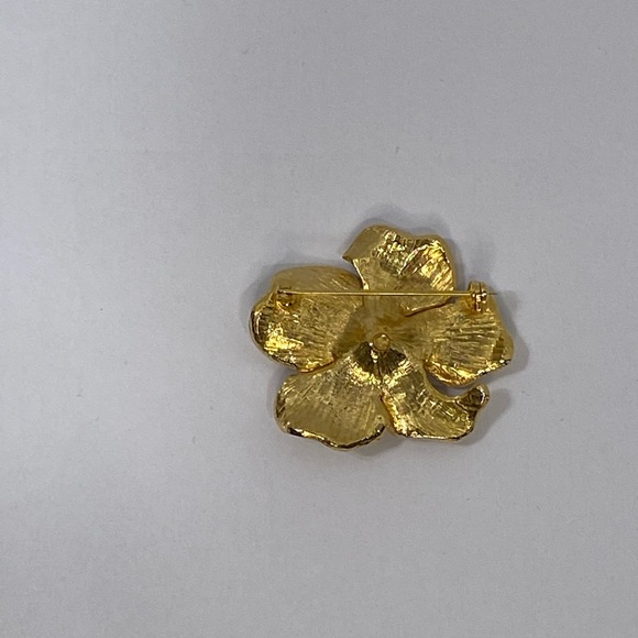 Enamel pansy flower brooch, women metal ivory and gold colour pin brooch. Used. - Picture 6 of 7